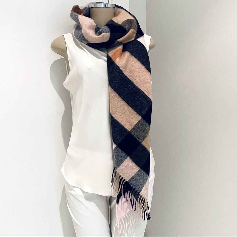 BURBERRY HALF MEGA CASHMERE BANDANA SCARF / WRAP - Picture 3 of 10
